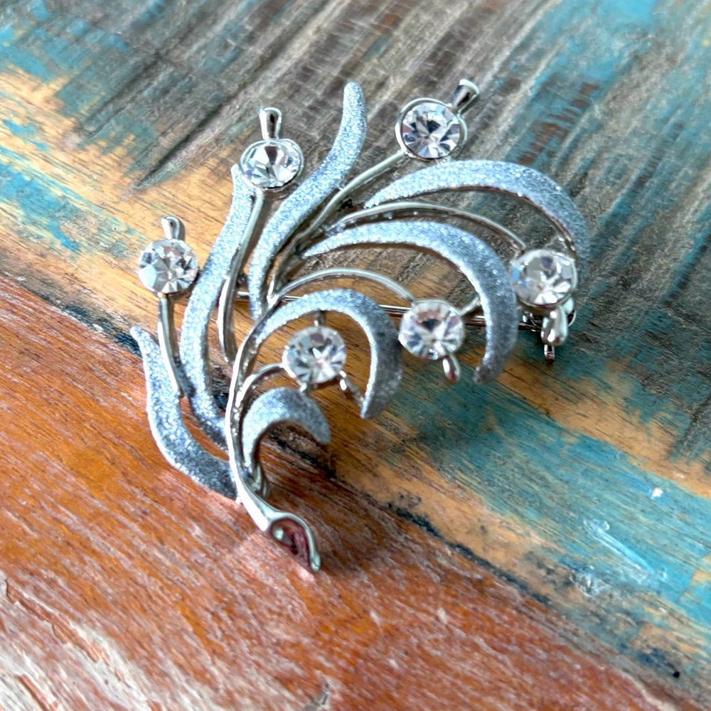 Feather brooch